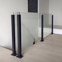 Balustrade d'escalier en acier inoxydable de style moderne populaire en gros, tube carré en acier inoxydable, verre noir, poteau de garde-corps pour appartement