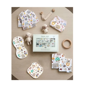 Set de Regalo para Bebé Polka Tots Mulmul, Combo de Artículos Esenciales de Muselina de Algodón Suave para Recién Nacidos con Babero, Manoplas, Gorro, Envoltura y Juguete - Product Image 1