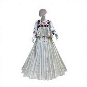 Conjunto de Chaniya Choli Étnico Blanco para Mujer, Algodón Khadi Puro, Absorbente de Humedad, con Bordado Butti, Traje Tradicional para Navratri, Laxmi - Product Image 1