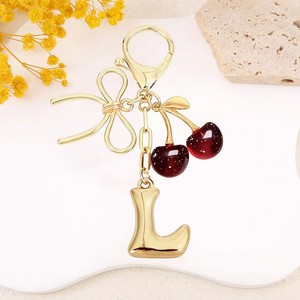Meilleure vente usine : <span class=keywords><strong>Porte</strong></span>-<span class=keywords><strong>clés</strong></span> initial bulle avec nœud et cerise - Breloques de sac à lettres dorées pour femmes, accessoires mignons pour sacs à main - Product Image 3
