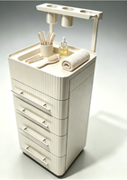 Chariot de rangement roulant de luxe moderne blanc crème avec poignées dorées et 4 roues robustes pour salon, salle de bain, hôtel, coiffure