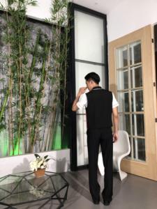 Traje de trabajo de negocios de oficina formal para hombre, chaleco con cuello en V, camisa de manga corta, pantalones, traje con logotipo personalizado, uniforme exfoliante de hotel - Product Image 2