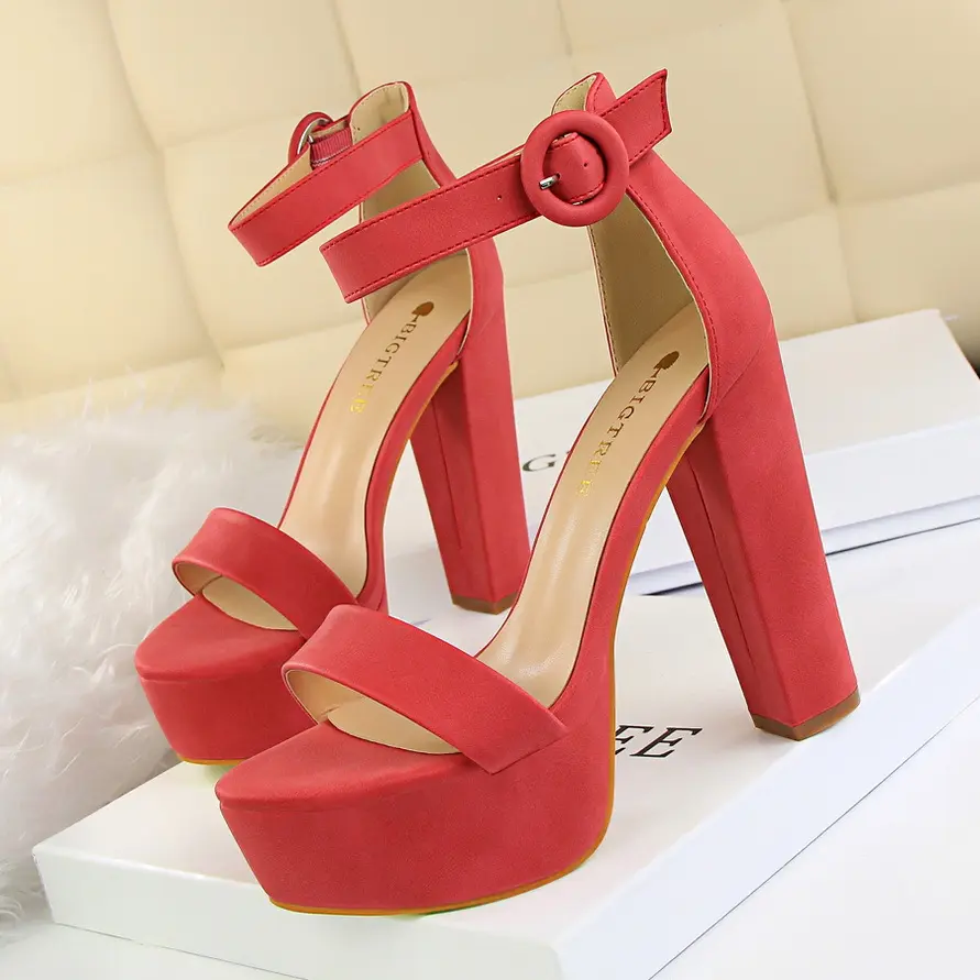 รองเท้าแฟชั่นสีแดงส้นสูงอ้วนออกแบบเซ็กซี่สำหรับผู้หญิงรองเท้าแพลตฟอร์มช้อปปิ้งออนไลน์สำหรับผู้หญิง