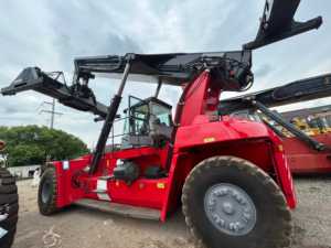 Apilador de contenedores Kalmar DRT450 usado de 45 toneladas, original de Suecia, para manejo de contenedores en puertos y terrenos de terminal. - Product Image 6