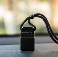 Bouteille de parfum pour voiture en verre carrée noire mate de 8 ml avec logo personnalisé, pendentif suspendu avec couvercle en bois