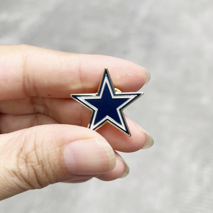 Pins de revers <span class=keywords><strong>NFL</strong></span> – Métal moulé sous pression avec thème Amour et design lettres, forme personnalisée pour anniversaire - Product Image 2