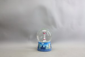 Globo de Nieve Artístico de Resina de 80MM Pintado a Mano con Base Musical, Escena Ártica, Efecto de Purpurina y Nieve, Diseño Romántico - Product Image 2