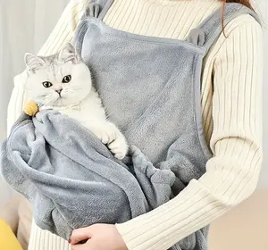 适合小型猫狗的宠物背带围裙，非常适合户外冬季旅行，特点是悬挂胸包和猫睡袋