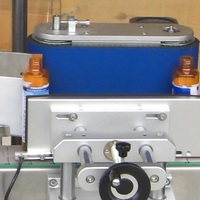 Machine d'étiquetage automatique YIMU YM510 pour bouteilles rondes en verre, plastique, flacons pulvérisateurs, pots et bidons de produits cosmétiques et liquides.