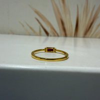 Bague en argent et or jaune JEWELS BAE avec rubis taille radiant et deux petits diamants, demi-éternité traditionnelle, bijoux fins pour fiançailles