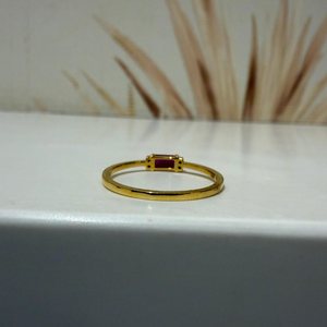 Bague en or 14 carats avec rubis taille radiant et deux minuscules diamants, style demi-éternité délicat, bijoux fins pour fiançailles - Product Image 6