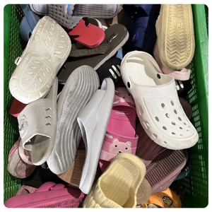 S17 Fábrica al por mayor Zapatos de segunda mano Sin marca Zapatilla plana Zapatilla de verano Zapatos de balas usadas de hombres y mujeres Zapatos Eva - Product Image 2