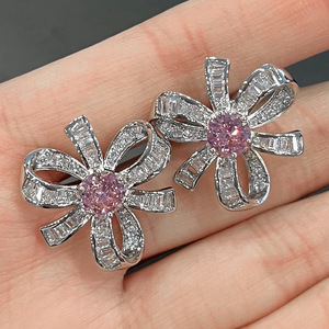 Orecchini a Perno Floreali Rosa per Donne, Graziosi Orecchini a Fiore, Gioielli di Moda Quotidiana - Product Image 1