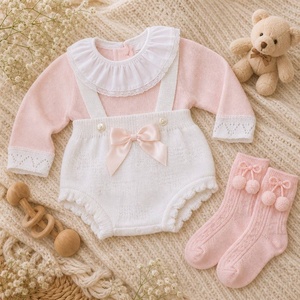 Conjunto de pelele de algodón KAIYUE para bebé, suéter tejido <span class=keywords><strong>a</strong></span> medida para recién nacido, pelele con cuello de encaje con volantes, lazo de satén y calcetines con pompón. - Product Image 1