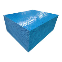 Tapis de protection au sol modulaires en PE, système d'interverrouillage, installation facile, découpe pour routes temporaires, chemins piétonniers, usage industriel