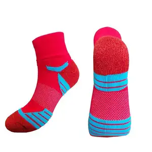 Logotipo personalizado algodão curto homens meias de basquete atlético tarja preta vermelha reforçada toe & tornozelo meias esportivas para homens