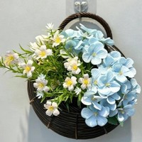 Panier mural de fleurs artificielles en plastique tressé, arrangement floral suspendu pour la décoration de salon et de la maison