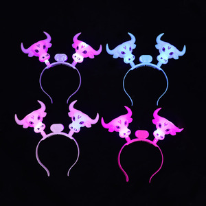Serre-tête lumineux en forme de vache, accessoire de cheveux en plastique LED lumineux pour fête de Noël, accessoires festifs - Product Image 3