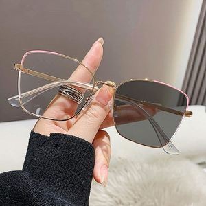Gafas de Computadora con Marco Metálico Retro y Logotipo Personalizado 2025, Gafas Ópticas con Protección Anti Luz Azul y Fotocromáticas para Mujer, Estilo Ojo de Gato - Product Image 1