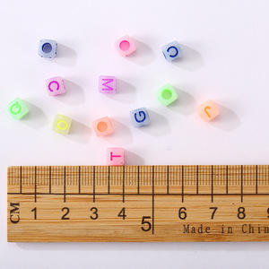 Acryl quadratische Perlen, Großhandel hochwertige 6*6mm gefrostete mehrfarbige magische Alphabet Perlen - Product Image 3