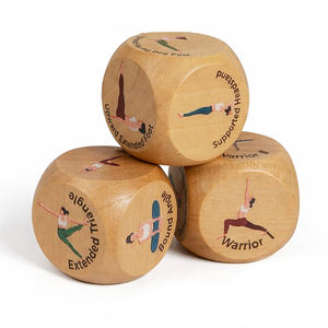 Venta al por mayor de fábrica: <span class=keywords><strong>Dados</strong></span> de yoga de madera interactivos, ecológicos y hechos a mano, con iconos de posturas impresos a color para práctica de yoga en casa. - Product Image 1
