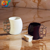 Tasse en céramique anti-explosion à motif dessin animé, avec poignée en forme de poing, corps courbé de couleur unie, forme irrégulière, résistante aux hautes températures et utilisable au micro-ondes