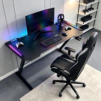 Table d'e-sport multicolores RGB avec bord incurvé et structure métallique robuste pour salles de jeu