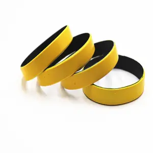 फैशन गर्म बेच नई डिजाइन स्याही स्प्रे सिलिकॉन wristbands डबल पक्षों अलग अलग रंग