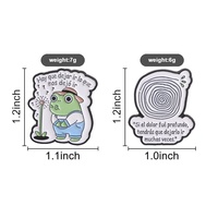 Broche en émail « Que laisse-t-on partir ? » avec grenouille espagnole motivante soufflant une pissenlit et un motif spirale dans un trou d'arbre, bijoux et badges