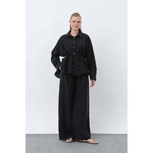 Ensemble tunique et pantalon noir pour femme Puane avec détail de passepoil au dos - Tenue moderne et confortable en deux pièces pour un style au quotidien - Product Image 1
