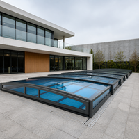 Abri de piscine télescopique moderne à profil bas avec toit en verre trempé pour piscines commerciales et utilisation extérieure