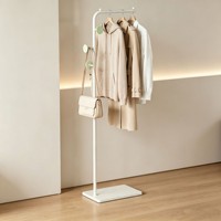 Porte-manteau sur pied en métal de style moderne et épuré, de luxe discret, avec plateau en pierre pour la maison