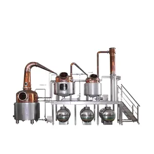 Distillateur de rhum traditionnel des Caraïbes en cuivre