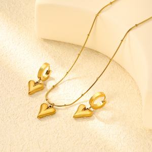 Conjunto de Joyería de Acero Inoxidable Chapado en Oro de 18k, Collar con Colgante de Corazón y Aretes, Estilo Francés, Personalizado, Resistente al Agua, Venta al Por Mayor - Product Image 3