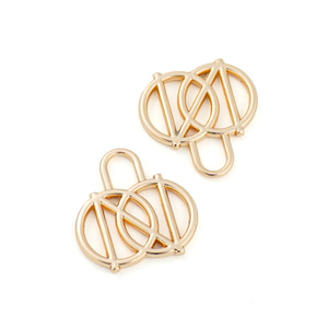 Jinyi Fabriek Zinklegering Plating Kledingaccessoires Ketting OEM ODM Aangepaste Metalen Letter Logo Label Tag voor Kleding Tassen Schoenen - Product Image 4