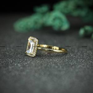 Anillo de Compromiso con Halo de Moissanita Corte Esmeralda, Plata de Ley 925 con Engaste de Puntas, Chapado en Oro Amarillo, Anillo de Boda para Mujer - Product Image 3