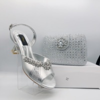 Ensemble de sandales à talons ouverts argentées et sac à main assorti orné de strass pour mariage, banquet et bal de promo - Vente en gros
