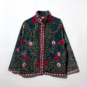 Veste d'hiver pour femme en velours gris anthracite brodée à la main, col mandarin, manches longues, style bohème chic, idéale pour les festivals - Product Image 1