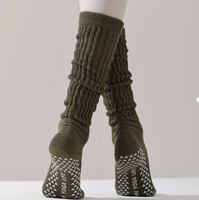 Vente en gros de chaussettes de Pilates antidérapantes au design personnalisé Chaussettes rayées à volants pour femmes Pilates Yoga Grip Chaussettes de danse athlétique pour femmes
