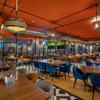 Ensemble table à manger moderne en bois sur mesure et chaises en velours avec banquette pour restaurant, café, bistrot, boutique