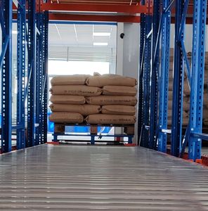 رفوف تخزين صناعية عالية الكفاءة من جينهوي، رفوف مستودعات ثقيلة الوزن بنظام FIFO، رفوف تخزين بالتدفق الجاذبي - Product Image 3