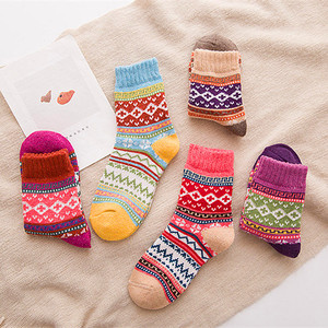 2024 gros pas cher hiver coton décontracté dames équipage <span class=keywords><strong>chaussettes</strong></span> <span class=keywords><strong>fantaisie</strong></span> Harajuku Tube femme <span class=keywords><strong>laine</strong></span> confortable floue réchauffé <span class=keywords><strong>chaussettes</strong></span> pour femmes - Product Image 2