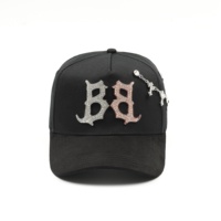 Nueva Llegada Gorras Deportivas de 5 Paneles con Pedrería y Cruz B en Oro Rosa de 24K, Gorras de Gamuza Personalizadas con Forro de Satén y Diseño de Barbas, con Caja