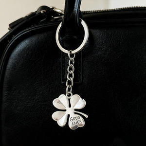 سلسلة مفاتيح معدنية على شكل ورقة البرسيم رباعية الأوراق بالجملة، تميمة حظ سعيد، حلقة مفاتيح مخصصة بشعار محفور، هدية بتشطيب ذهبي وفضي - Product Image 5