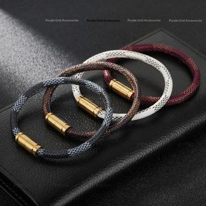 Bracciale in Pelle con Fibbia Magnetica e Motivo Floreale Vintage in Offerta - Product Image 3