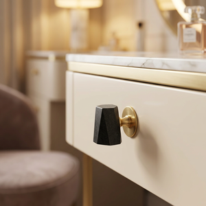 Perilla de cajón de piedra de martillo de latón AK en mango único con acabado negro y dorado para muebles de decoración Interior del hogar - Product Image 1