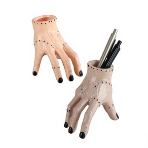 Réplica <span class=keywords><strong>de</strong></span> Mano Cortada <span class=keywords><strong>de</strong></span> Wednesday Addams para Halloween, Accesorio <span class=keywords><strong>de</strong></span> Broma Transfronterizo, Adorno Decorativo <span class=keywords><strong>de</strong></span> PVC Semielaborado con Escritura a Mano - Product Image 2