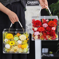 Boîte à fleurs éternelles mixtes préservées en acrylique avec poignée chaîne de perles, décoration florale romantique pour la maison, cadeau de vacances