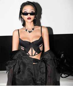 Ensemble de Lingerie 2 Pièces en Dentelle Noire Sexy, Vente Chaude, Soutien-Gorge Push-Up avec Jarretière et String pour Femmes Mûres - Product Image 2