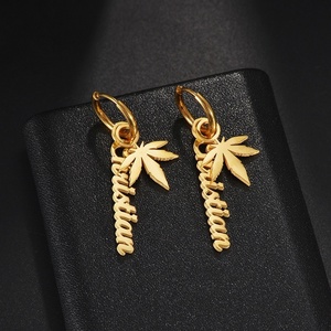 Pendientes de Aro Colgantes Estilo Urbano con Hojas de Arce y Cruz, Chapados en Oro de 18K, Joyería para la Oreja - Product Image 4